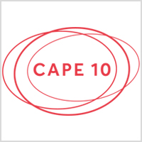 Cape 10 Logo in rot vor weißem Hintergrund