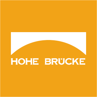 Logo Hohe Brücke stellt Weiße Brücke vor weißem Text auf orangem Hintergrund dar