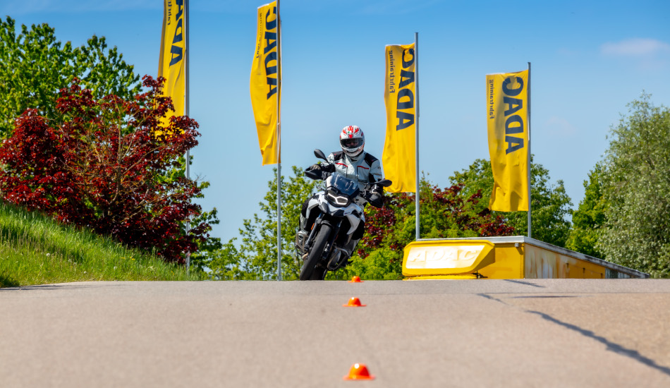 ADAC Motorrad Training Fahrsicherheitstraining digitale Überholspur 123Consulting